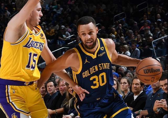 包含库里回归赛场，赛事规则更新首场状态亮眼，湖人观众沸腾！的词条